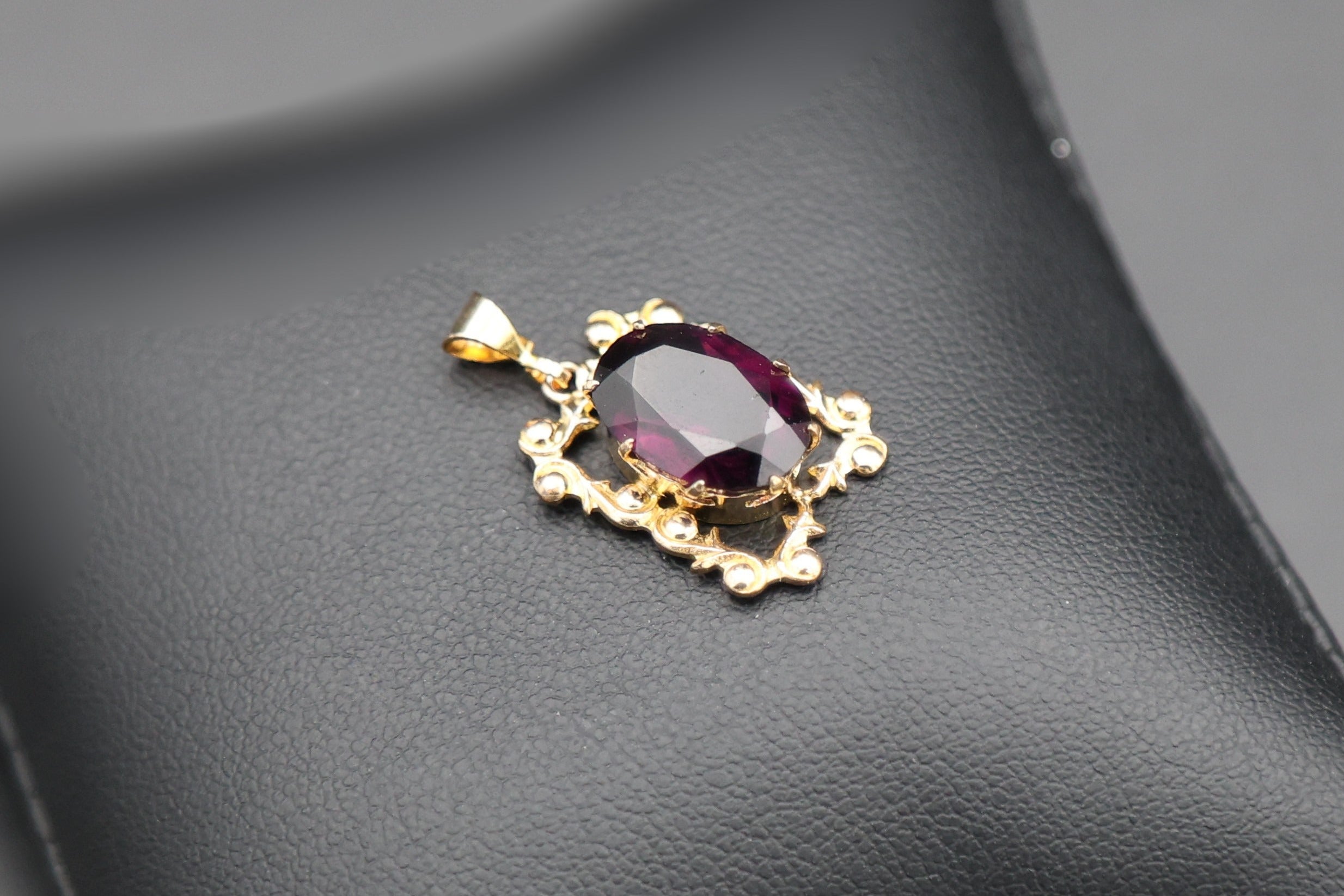 10ct, Purple Gemstone Pendant